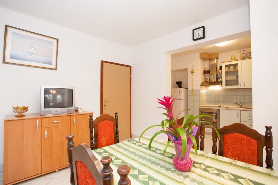 Kitchen or kitchenette, Living room, Dining area, pet friendly