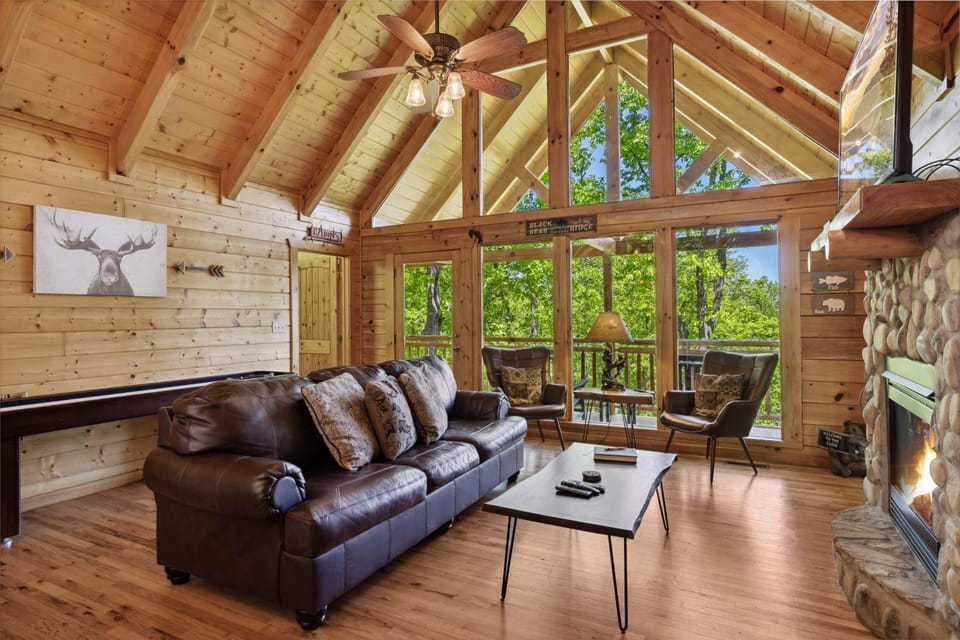 Moonlight Obsession a Dog Friendly 2 BD 2 Bath Log Cabin located 5 miles from downtown Gatlinburg Cabin in Gatlinburg