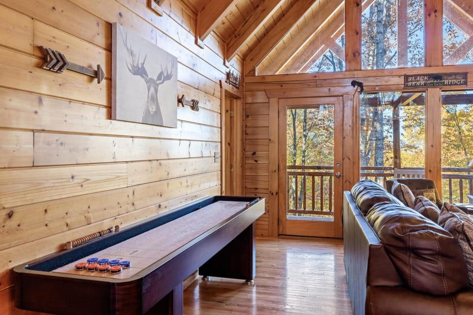 Moonlight Obsession a Dog Friendly 2 BD 2 Bath Log Cabin located 5 miles from downtown Gatlinburg Cabin in Gatlinburg