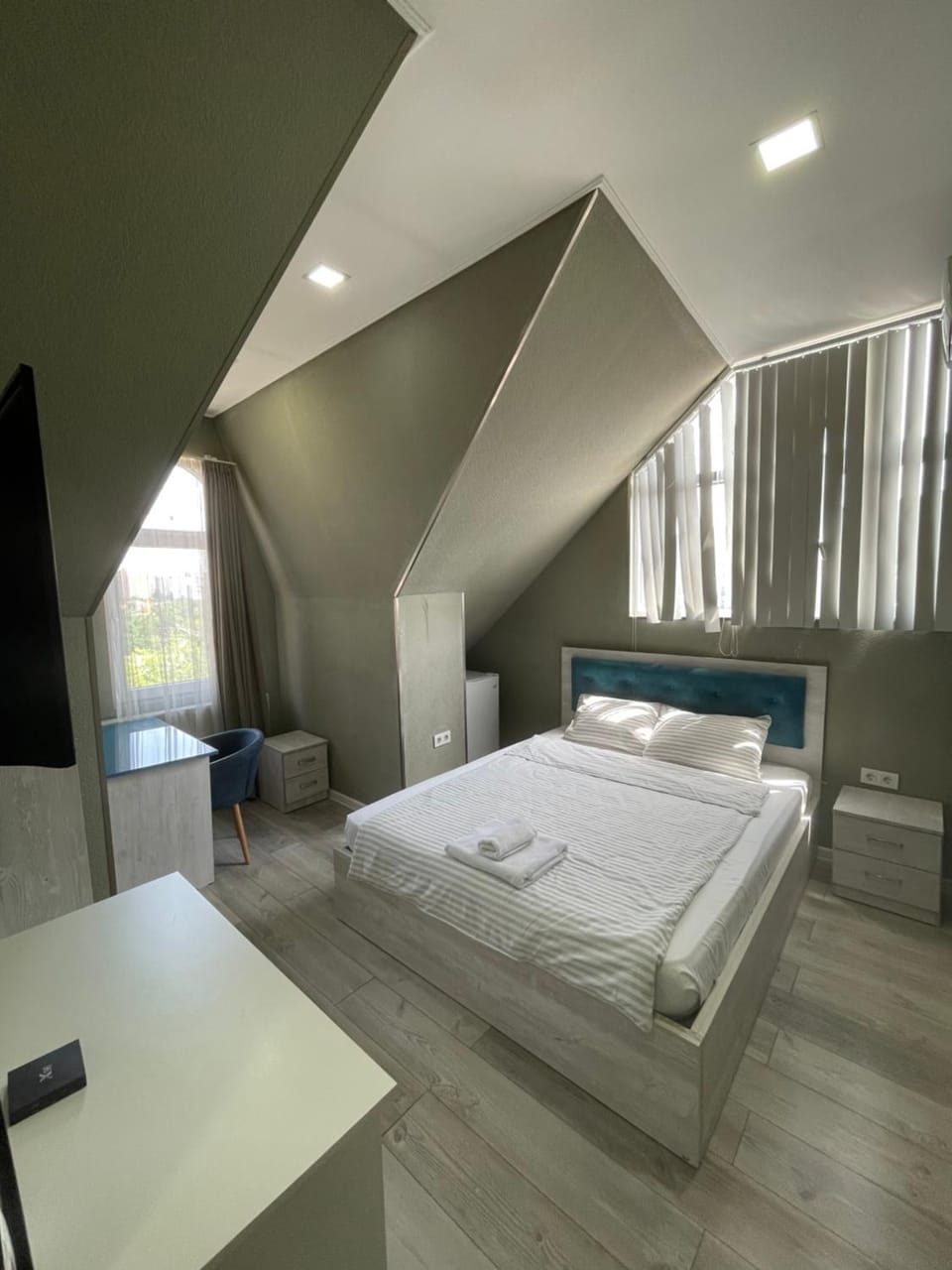 Photo of the whole room, Bedroom