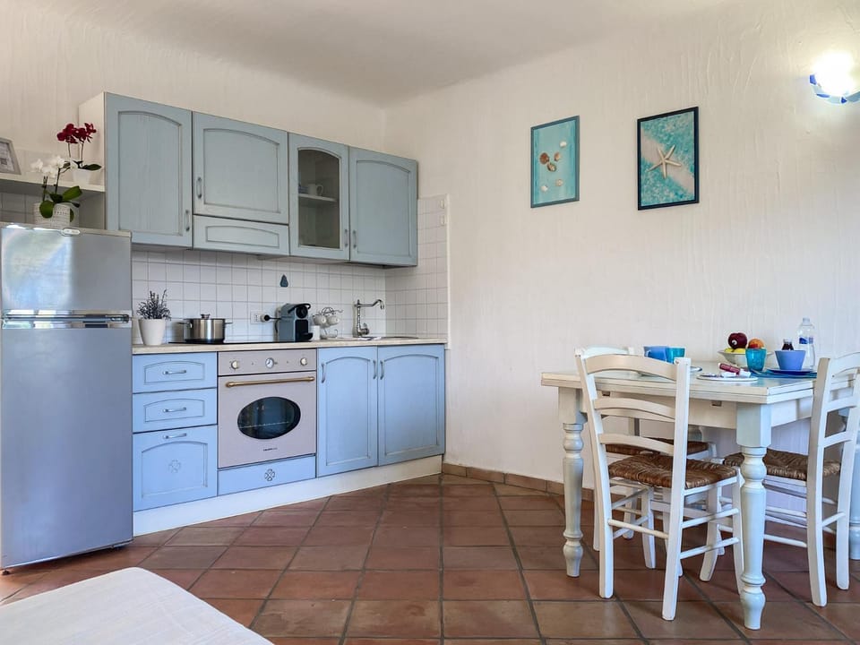 Kitchen or kitchenette, Dining area, dishwasher, oven, pet friendly, stove