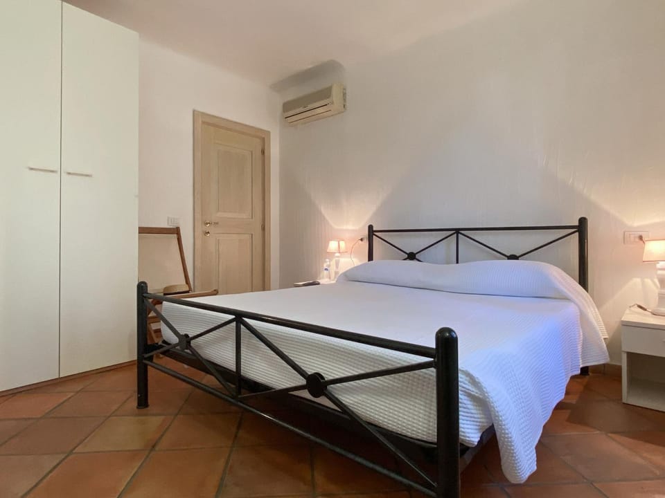 Bed, Photo of the whole room, Bedroom, towels, wardrobe, air conditioner