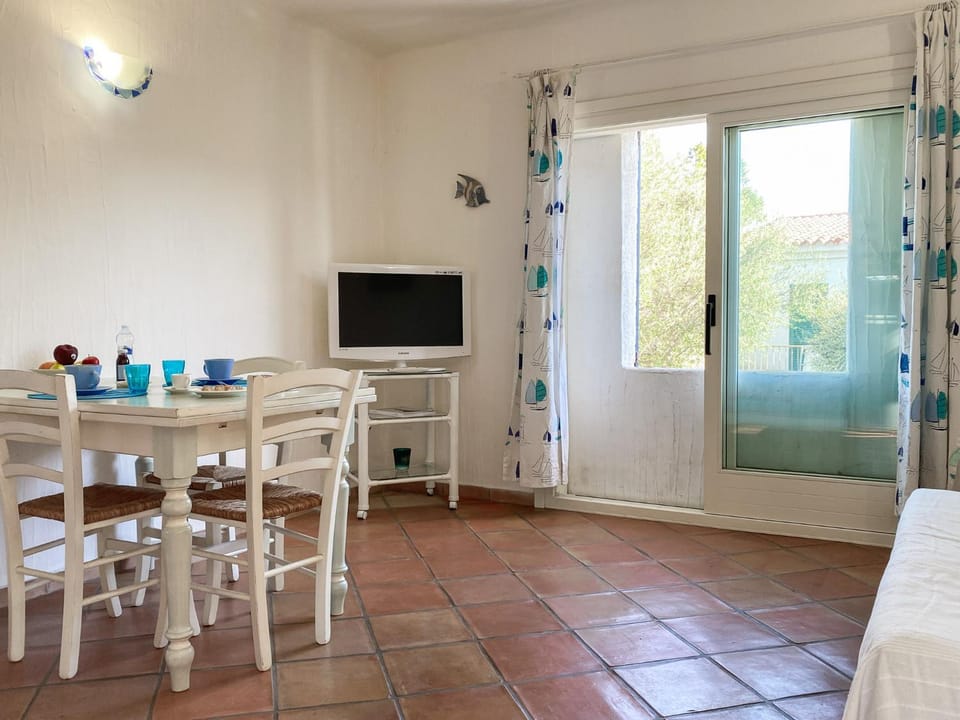 TV and multimedia, Living room, Dining area, Evening entertainment