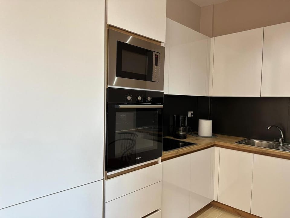 Coffee/tea facilities, Kitchen or kitchenette, oven, stove