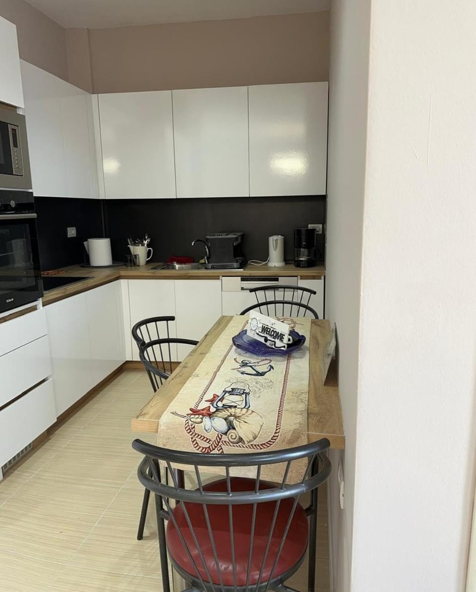 Kitchen or kitchenette, Dining area, dishwasher, stove