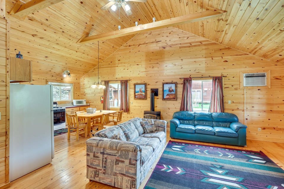 Wraparound Deck & Grill: Deadwood Cabin Cabin in North Lawrence