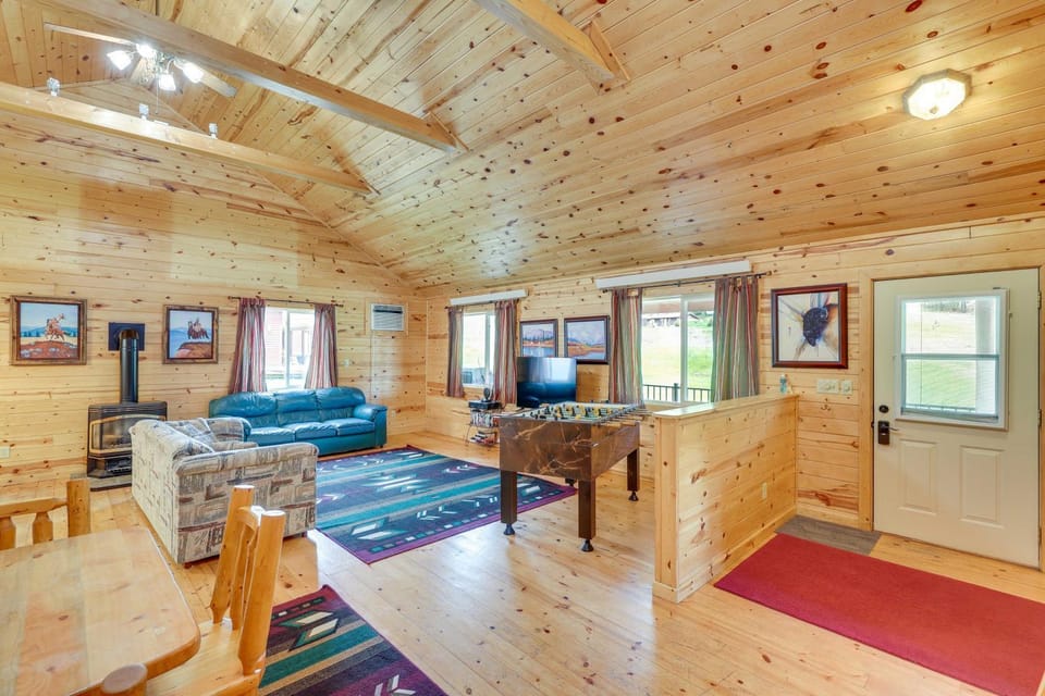 Wraparound Deck & Grill: Deadwood Cabin Cabin in North Lawrence