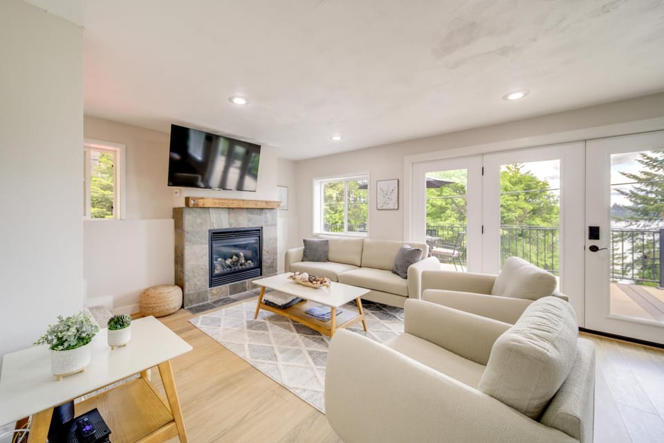 Hot Tub & Lake Views! Tree-Lined Hayden Home House in Kootenai County