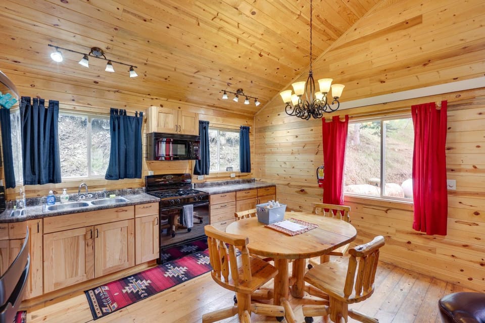 Deadwood Cabin w/ Foosball Table, Near Sanford Lab Cabin in North Lawrence
