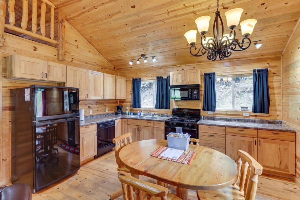 Deadwood Cabin w/ Foosball Table, Near Sanford Lab Cabin in North Lawrence