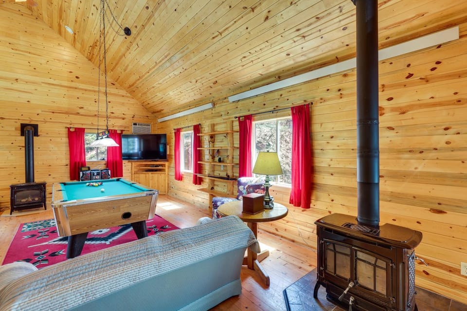 Hike, Unwind & Bring Your Pet: Deadwood Cabin! Cabin in North Lawrence