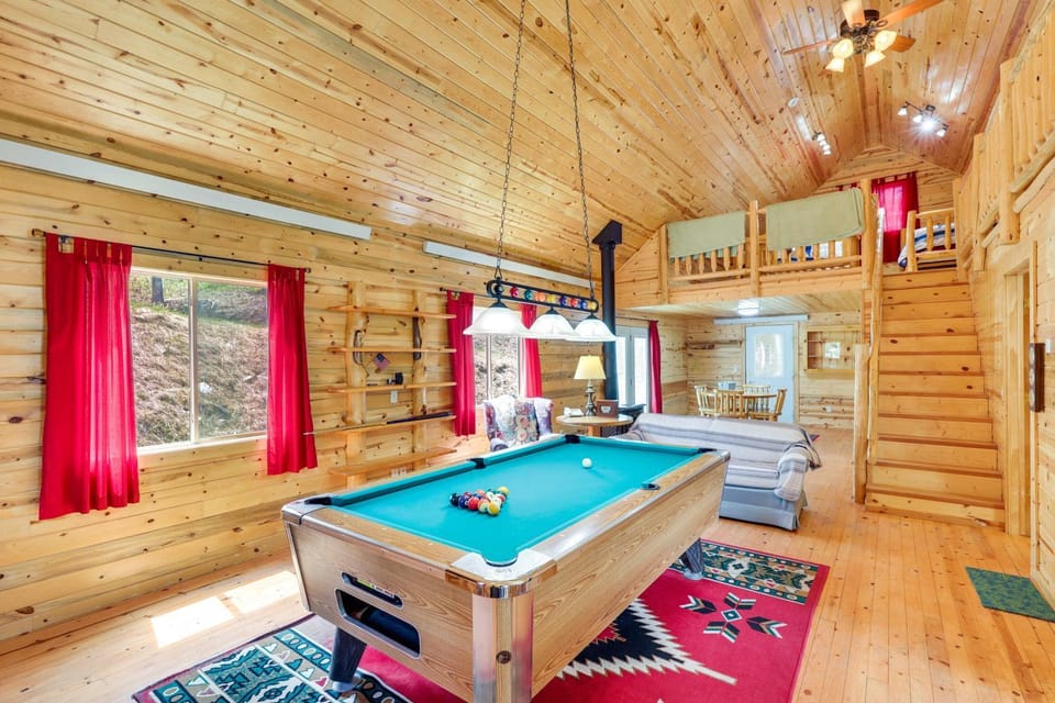 Hike, Unwind & Bring Your Pet: Deadwood Cabin! Cabin in North Lawrence