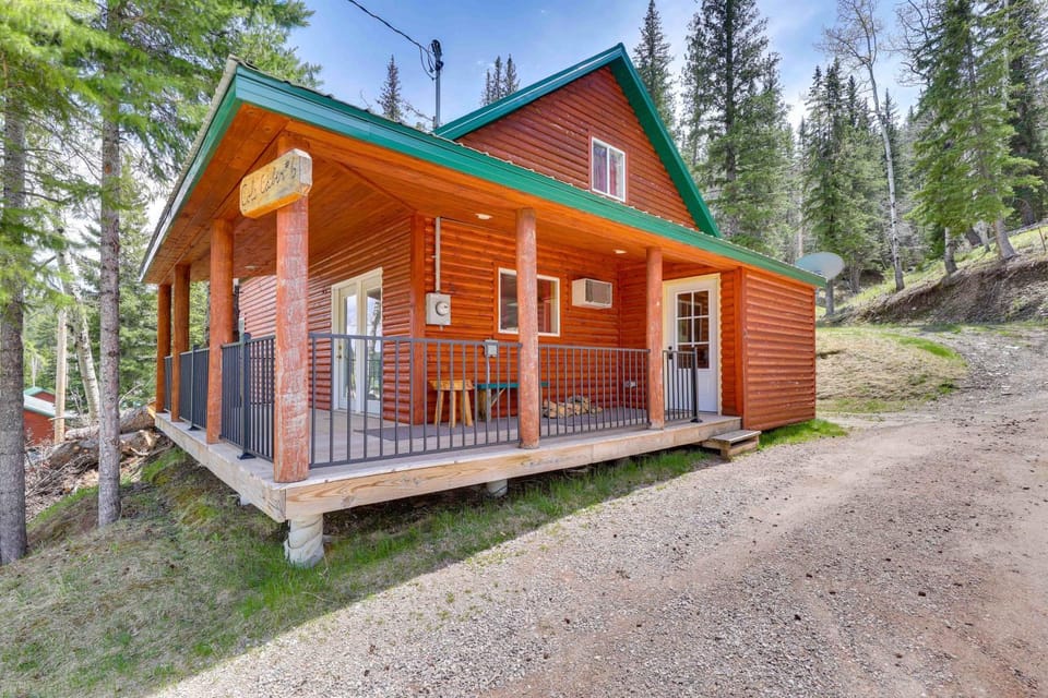 Hike, Unwind & Bring Your Pet: Deadwood Cabin! Cabin in North Lawrence