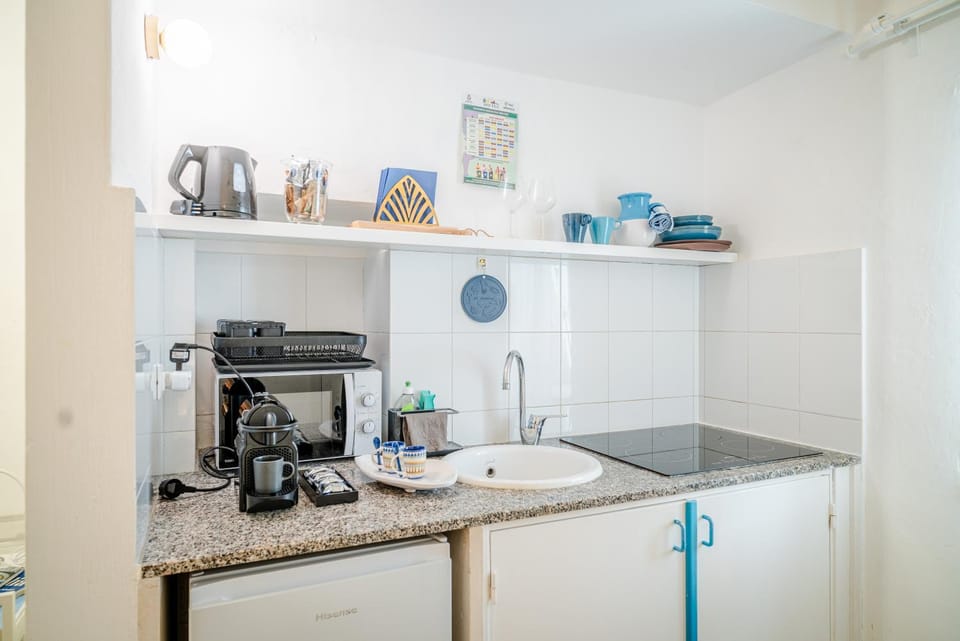 Coffee/tea facilities, Kitchen or kitchenette, minibar, stove