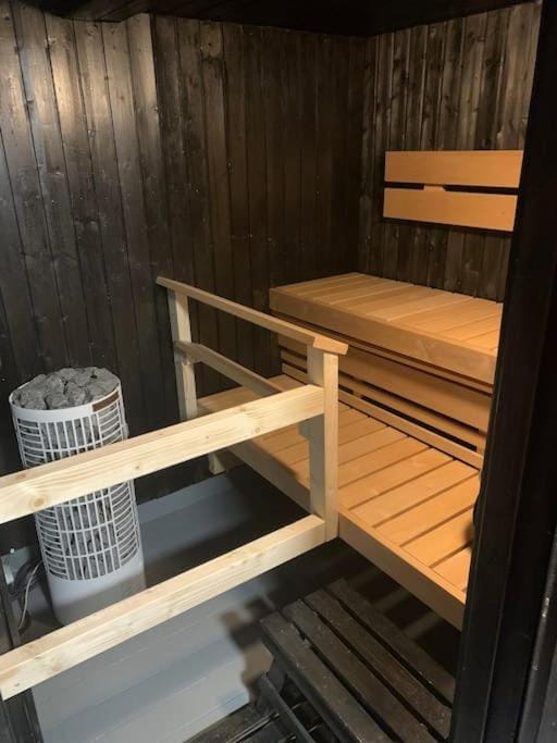 Late, Duplex house apartment for 7 near Meyer gate Apartment in Turku