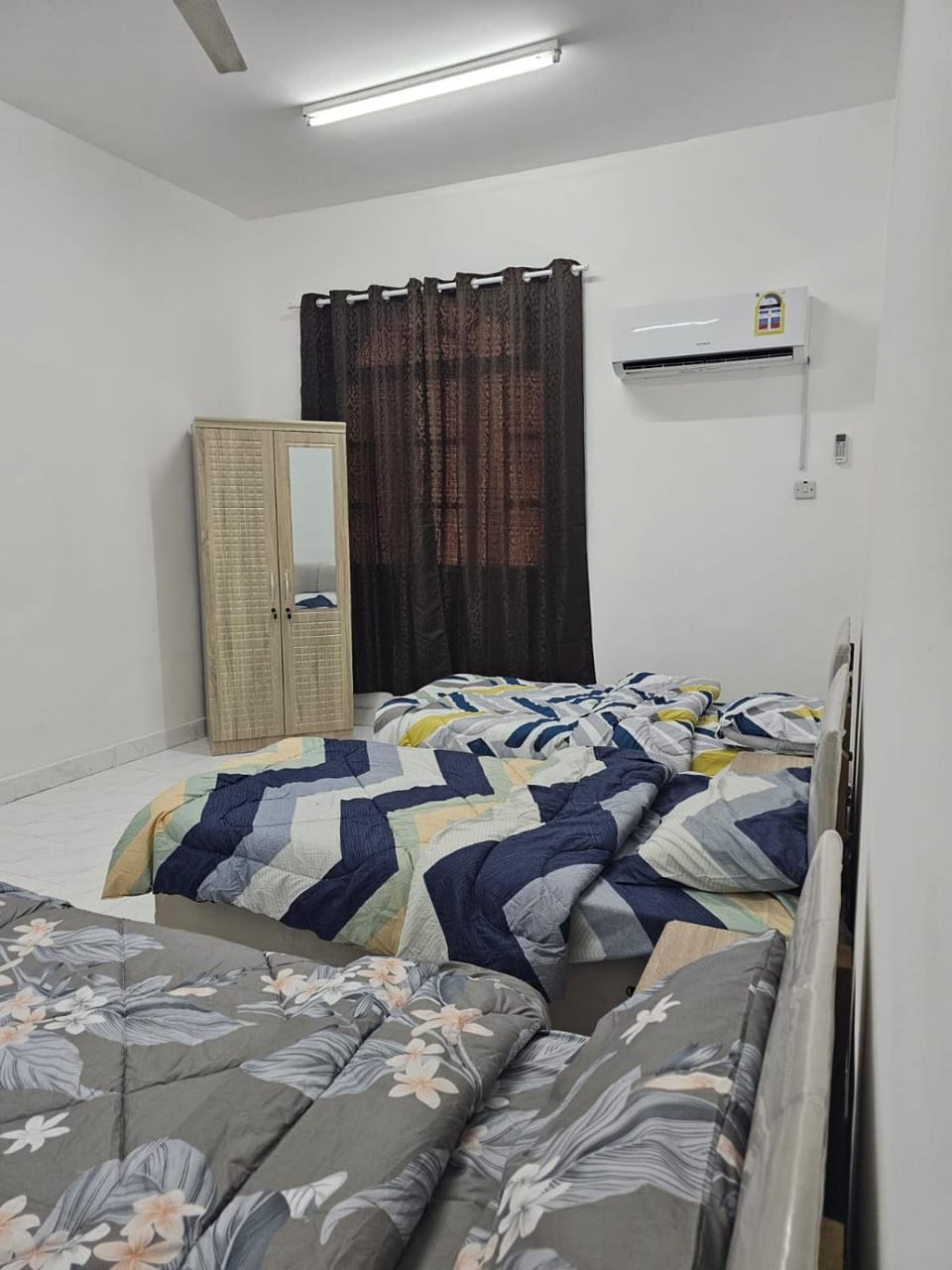 Photo of the whole room, Bedroom, wardrobe