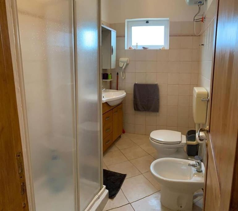 Shower, Toilet, Bathroom, towels