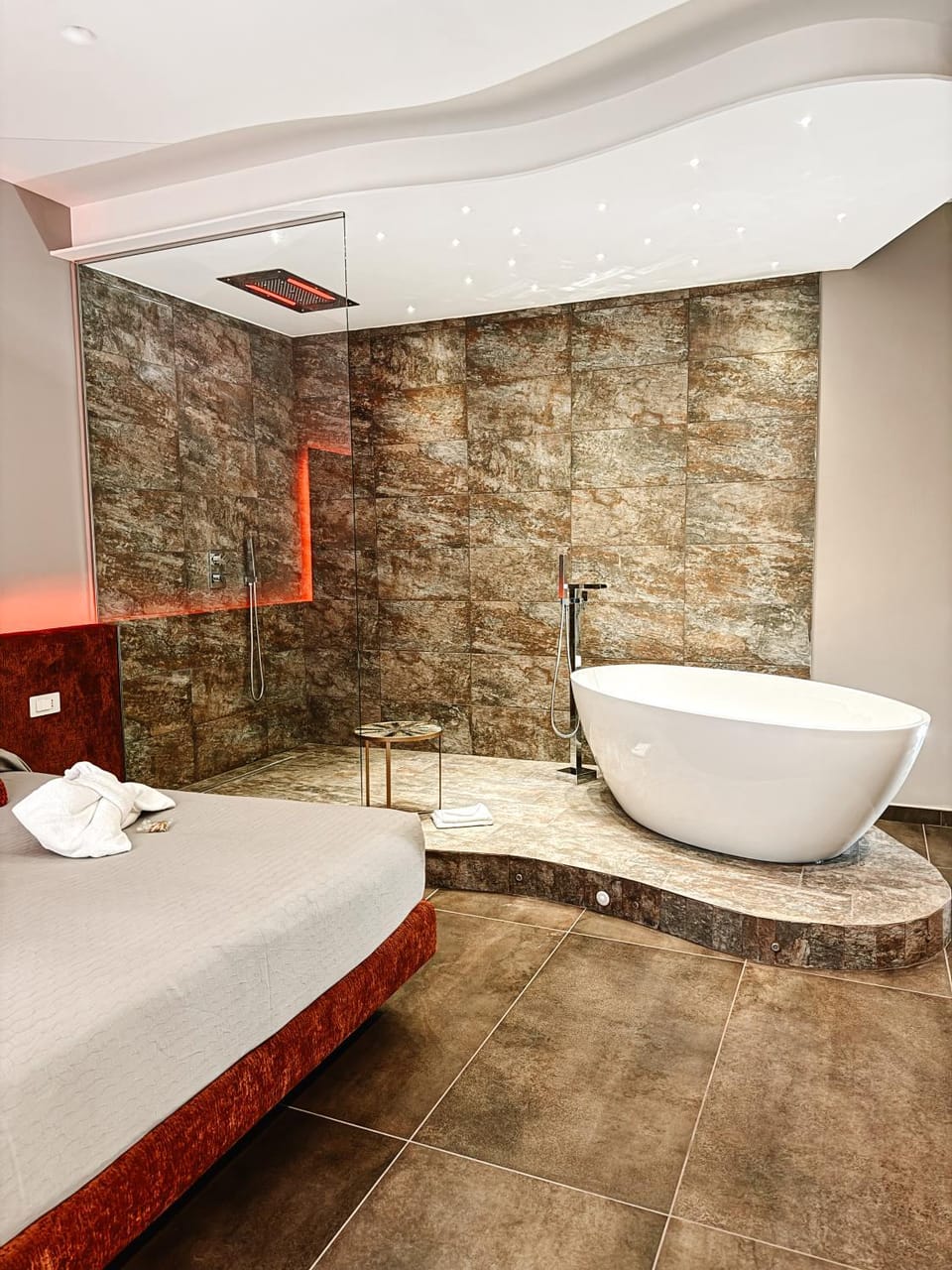 Photo of the whole room, Bath, towels