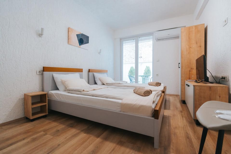 Bed, TV and multimedia, Bedroom, towels