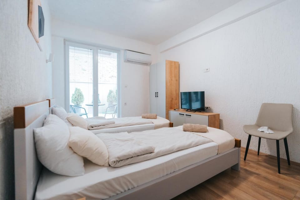 Bed, Bedroom, towels