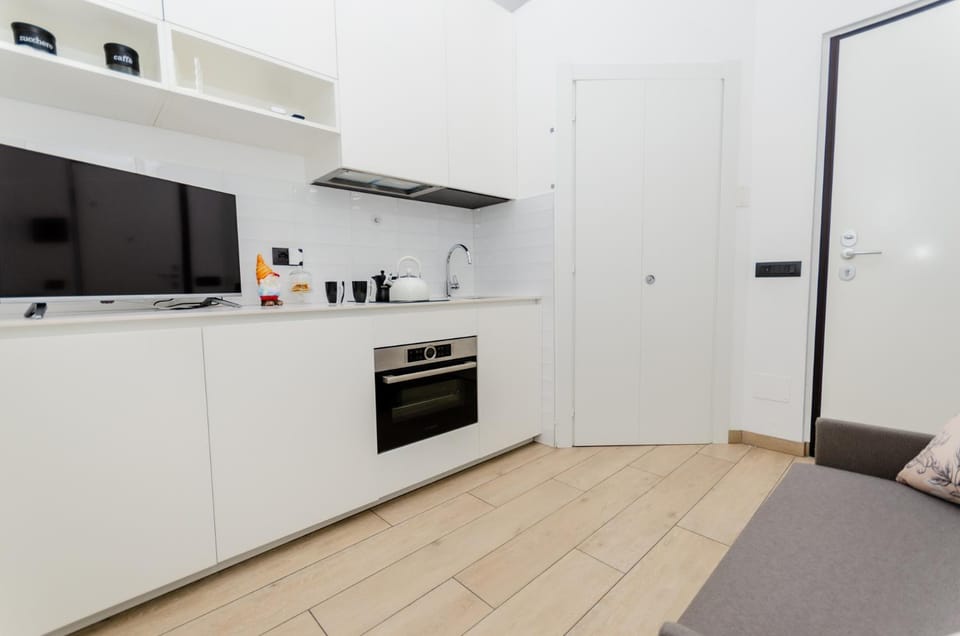 Kitchen or kitchenette, oven, stove