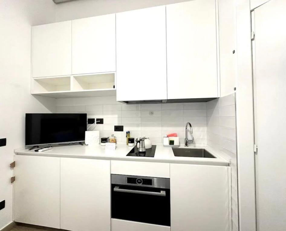 Coffee/tea facilities, Kitchen or kitchenette, stove