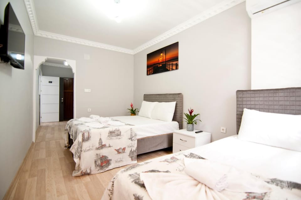 Bed, TV and multimedia, Photo of the whole room, Bedroom, towels, air conditioner