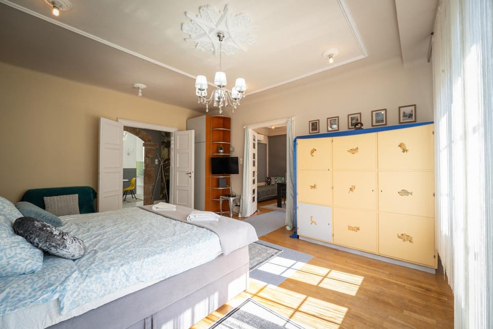Bed, TV and multimedia, Bedroom, wardrobe