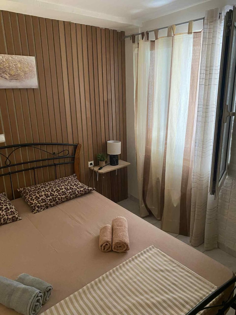 Bed, Photo of the whole room, towels