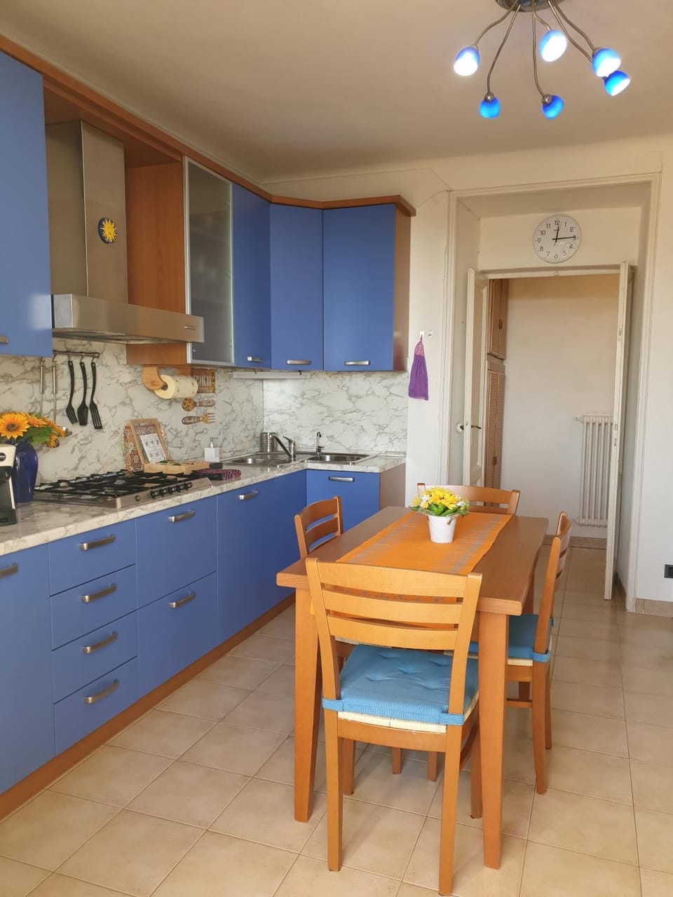 Kitchen or kitchenette, Dining area, stove