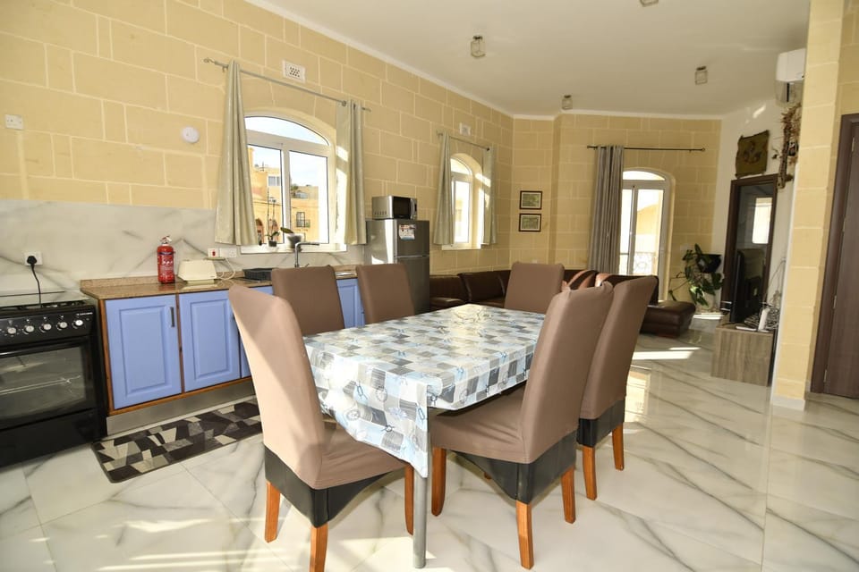 Kitchen or kitchenette, Living room, Seating area, Dining area, stove