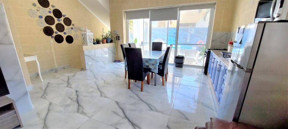 Kitchen or kitchenette, Dining area