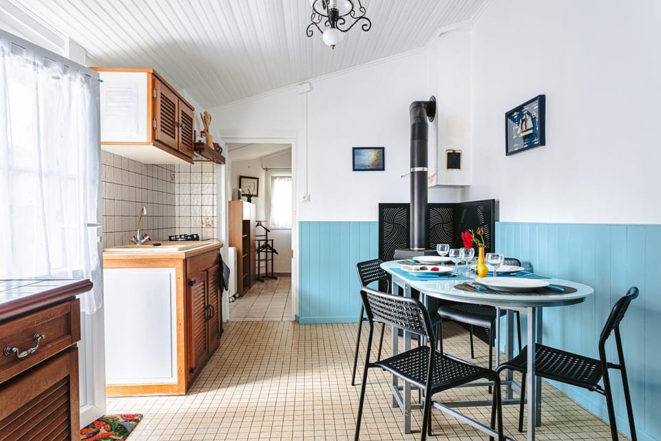 Property building, Kitchen or kitchenette, Living room