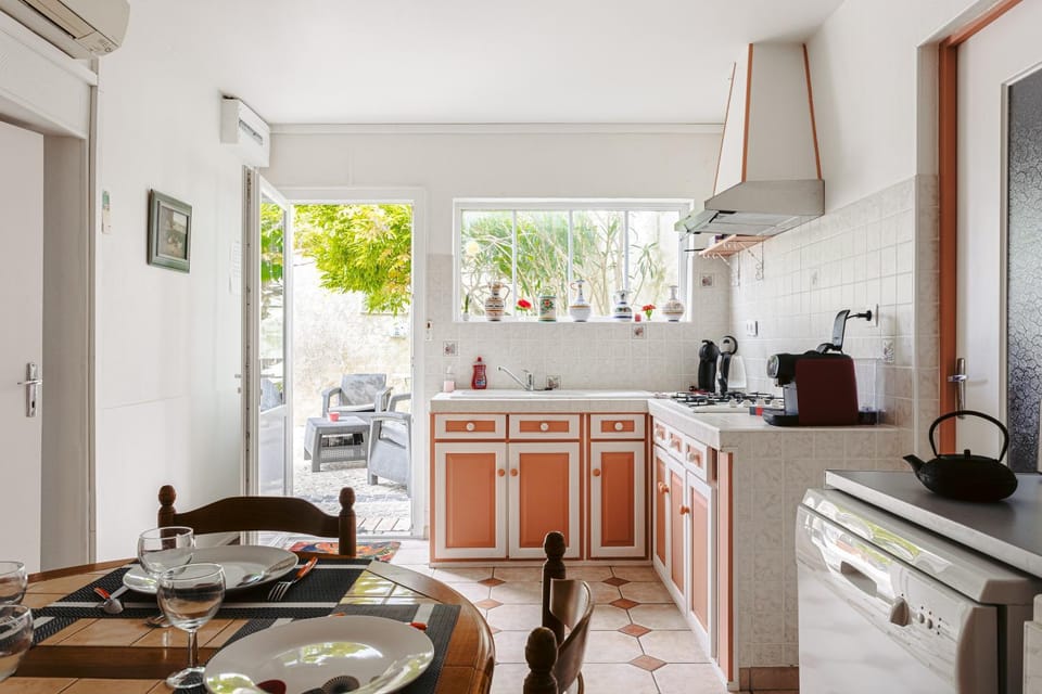 Property building, Kitchen or kitchenette, Living room