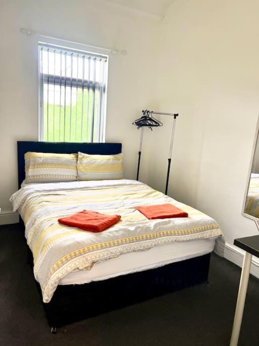 United View! Big House, Prime location, Transport House in Stretford