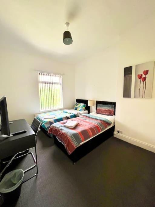 United View! Big House, Prime location, Transport House in Stretford