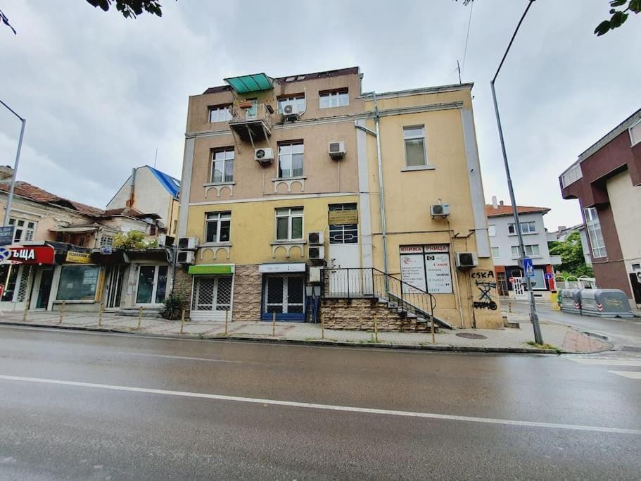 Property building, Day, Location