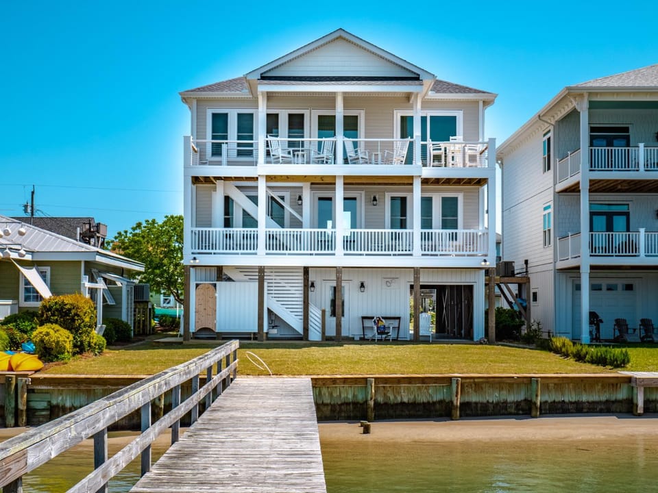 Property building, Day, Neighbourhood, Natural landscape, Summer, Balcony/Terrace, River view