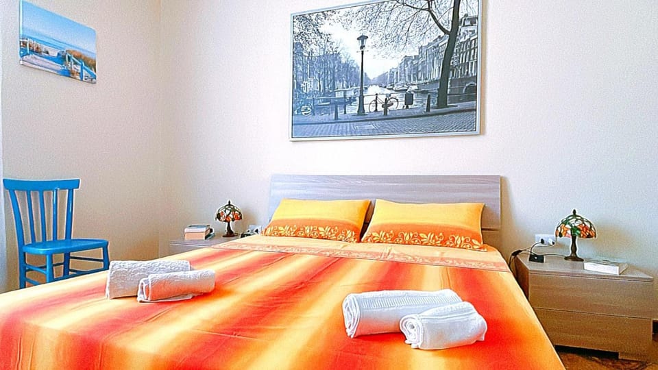 Bed, Bedroom, towels