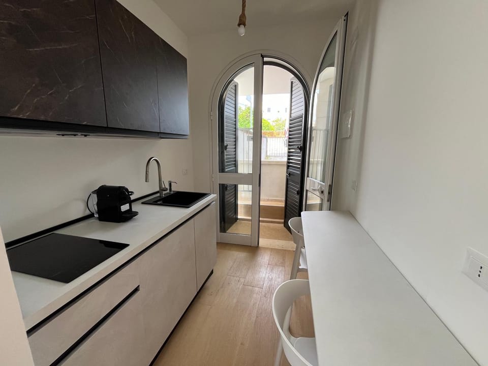 Coffee/tea facilities, Kitchen or kitchenette, Quiet street view