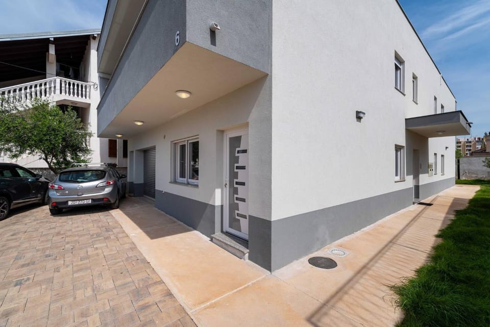 Property building, Facade/entrance, Off site