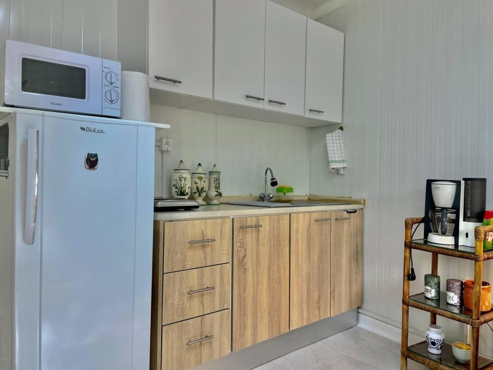 Coffee/tea facilities, Kitchen or kitchenette, stove