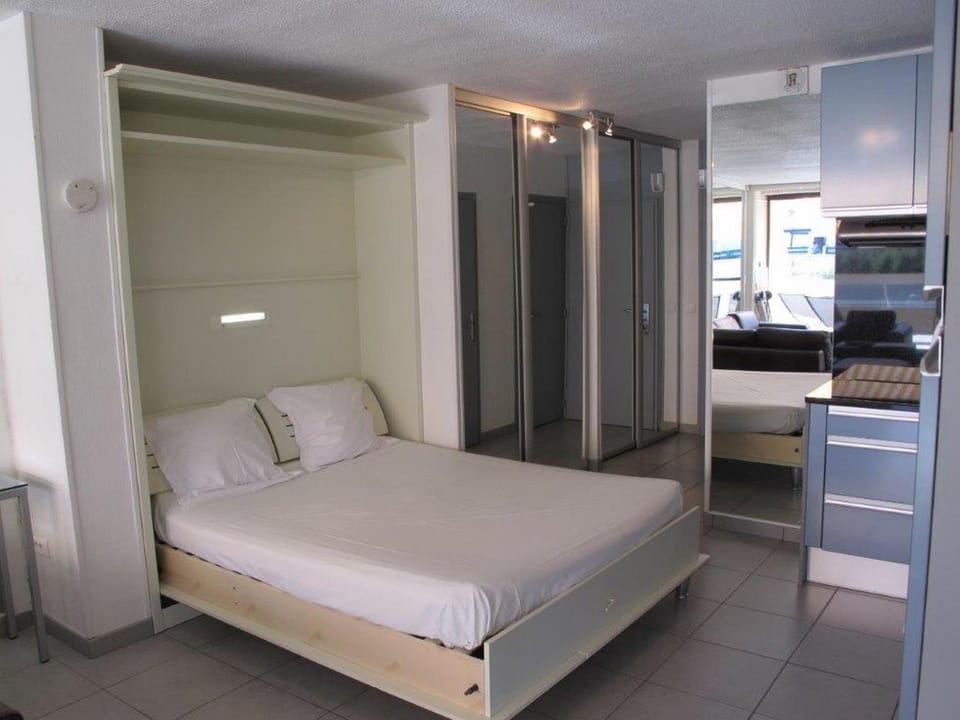Bed, Area and facilities