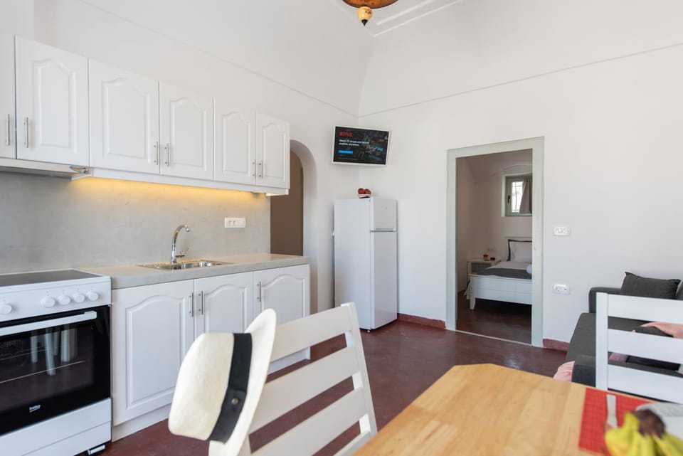 TV and multimedia, Kitchen or kitchenette, Living room, Seating area, Dining area, oven, toaster