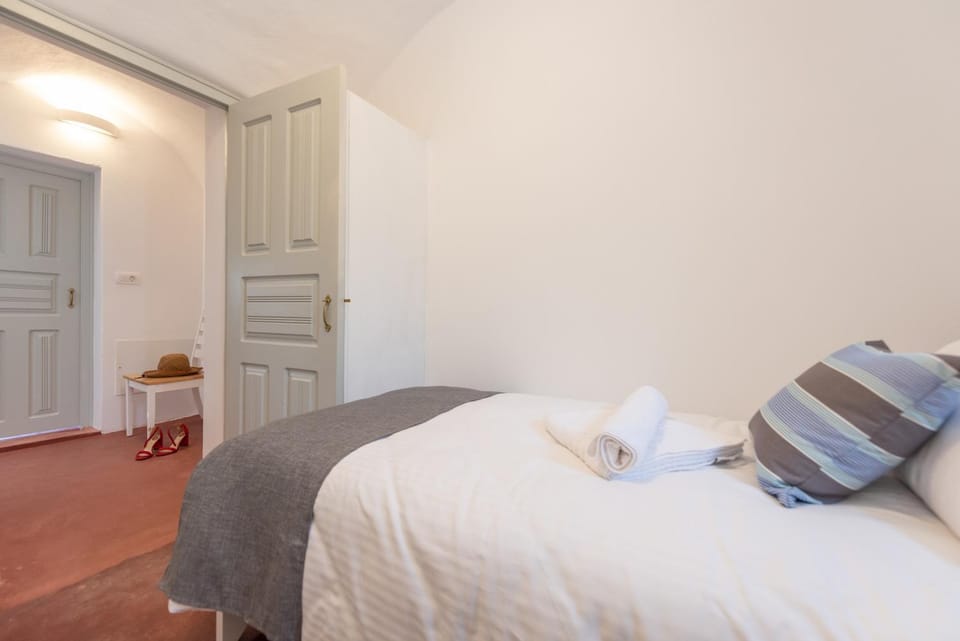 Bedroom, towels
