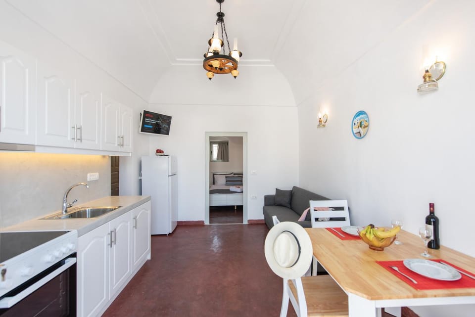 Kitchen or kitchenette, Dining area, oven