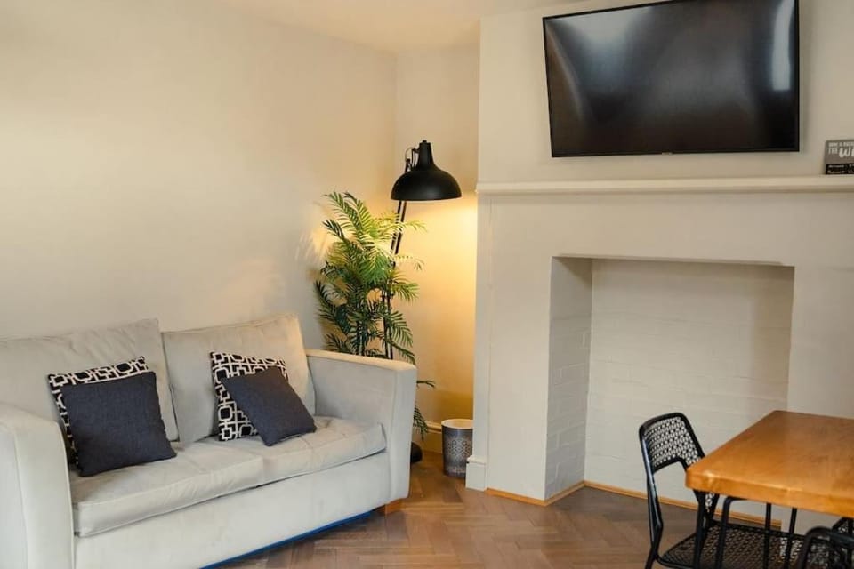 TV and multimedia, Living room, Seating area, Evening entertainment