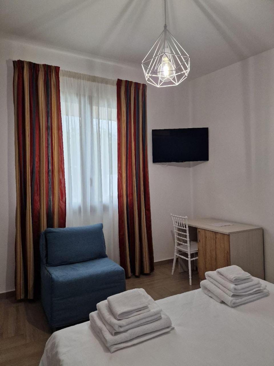 Bed, TV and multimedia, Photo of the whole room, Bedroom, towels