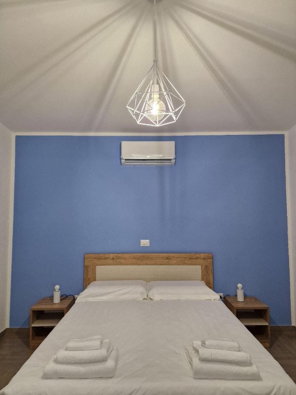 Bed, Photo of the whole room, Bedroom, air conditioner