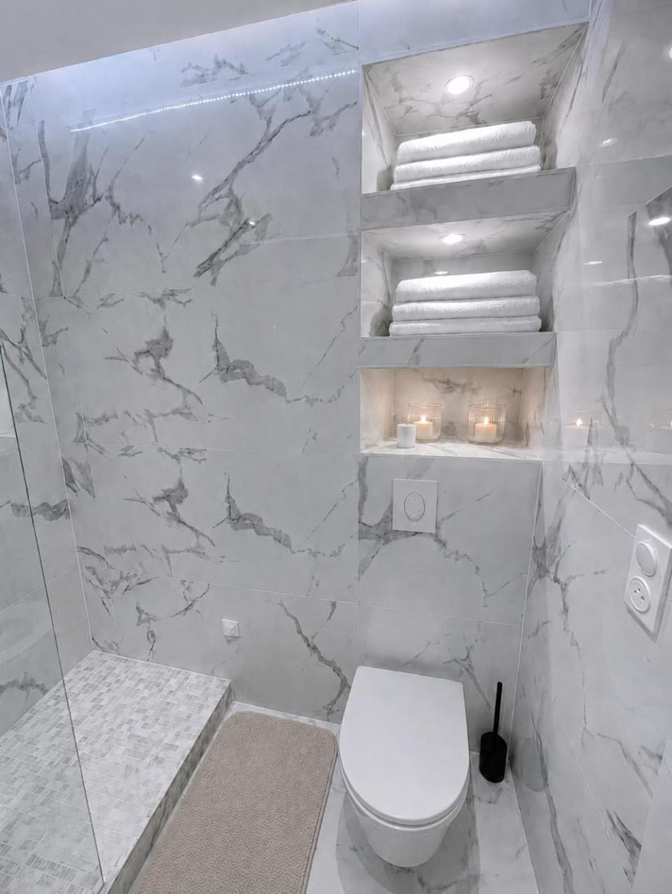 Shower, Toilet, Bathroom, towels